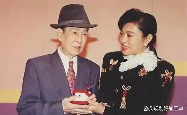 香港富豪之子邓兆尊,继承父亲遗愿当个败家子,还拥有三个女友