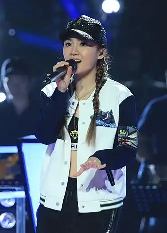 第四季《中国好声音》亚军是陈梓童,她作为《好声音》开场学员亮相,并