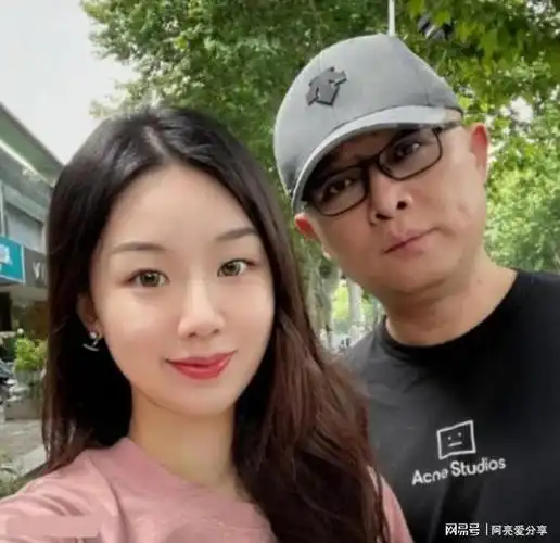 为什么李雪偷看孟非手机的时候他没有提出质疑却是假装睡觉呢