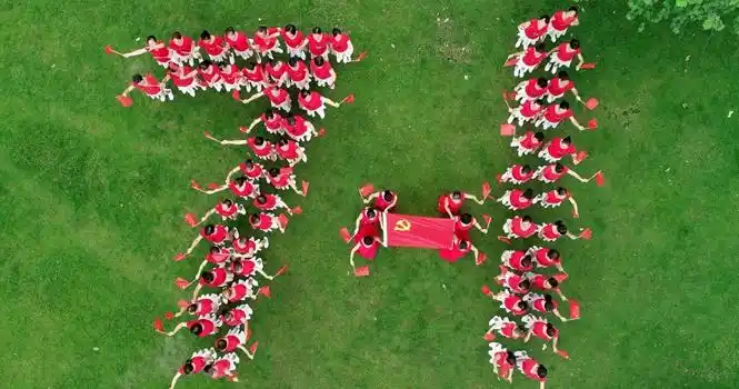 2019年6月30日,在广西柳州融安县长安广场,水兵舞团成员摆出"71"造型