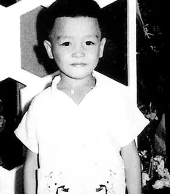 图张国荣小时候照片曝光张国荣的寂寞童年从不和母亲交流