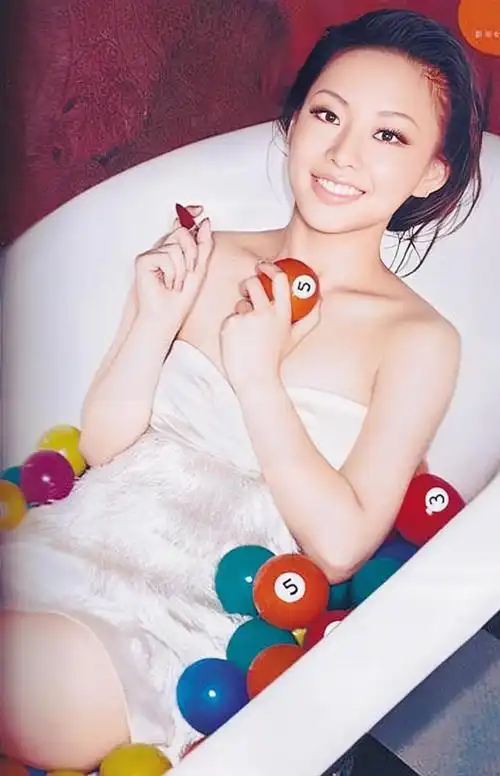 张常宁的《男人装》写真,确实比女明星们高出一个档次