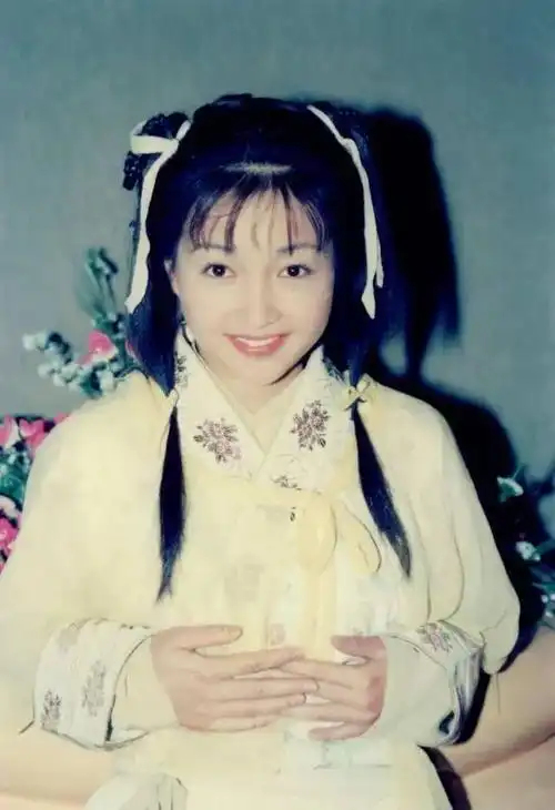 李绮红因郭襄角色走红接着,1995年她便因在古天乐版《神雕侠侣》里