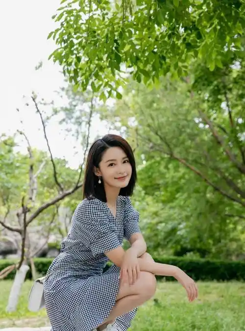 李沁穿衣最大胆的一次,露背装狂秀美背,瘦得让人心疼