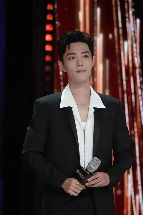 肖战身穿西装好有绅士气质真是衣服架子身材怎么穿都好看