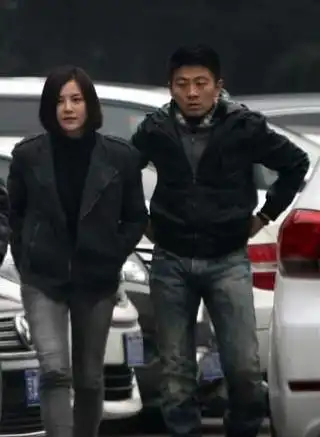 刘孜地产大亨老公杨泓曝光两人甜蜜逛街