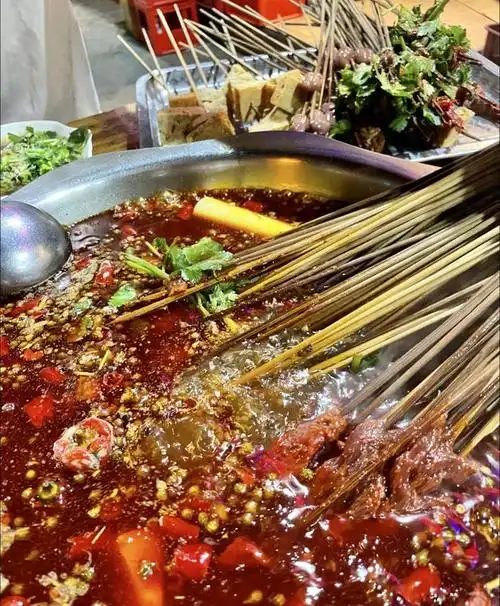 仅8毛钱一串这家老牌串串香很成都下雨天都坐满人巴适