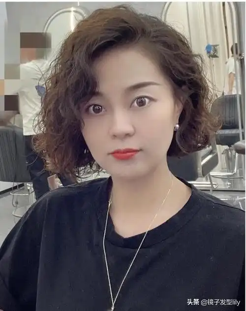 波波头卷发短发发型图片(最洋气最年轻的短发波波头发型)(7)