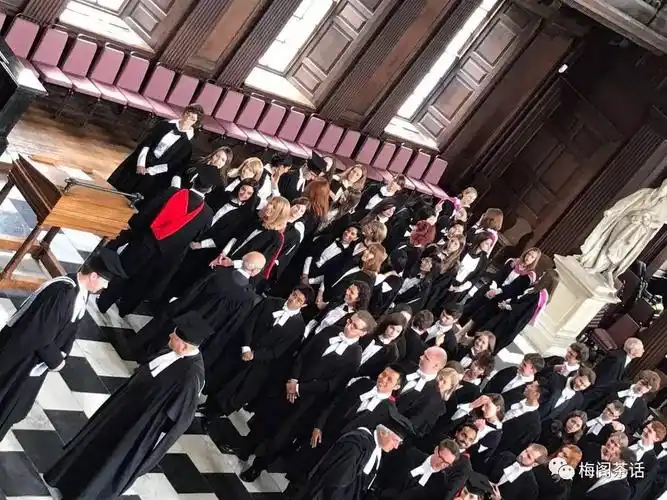 中国妈妈参加儿子的剑桥毕业典礼