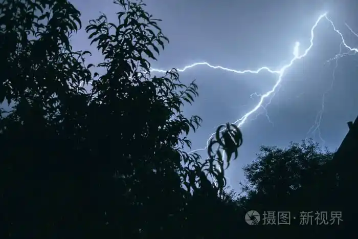 在村里的一个夏夜, 闪电之夜雷阵雨