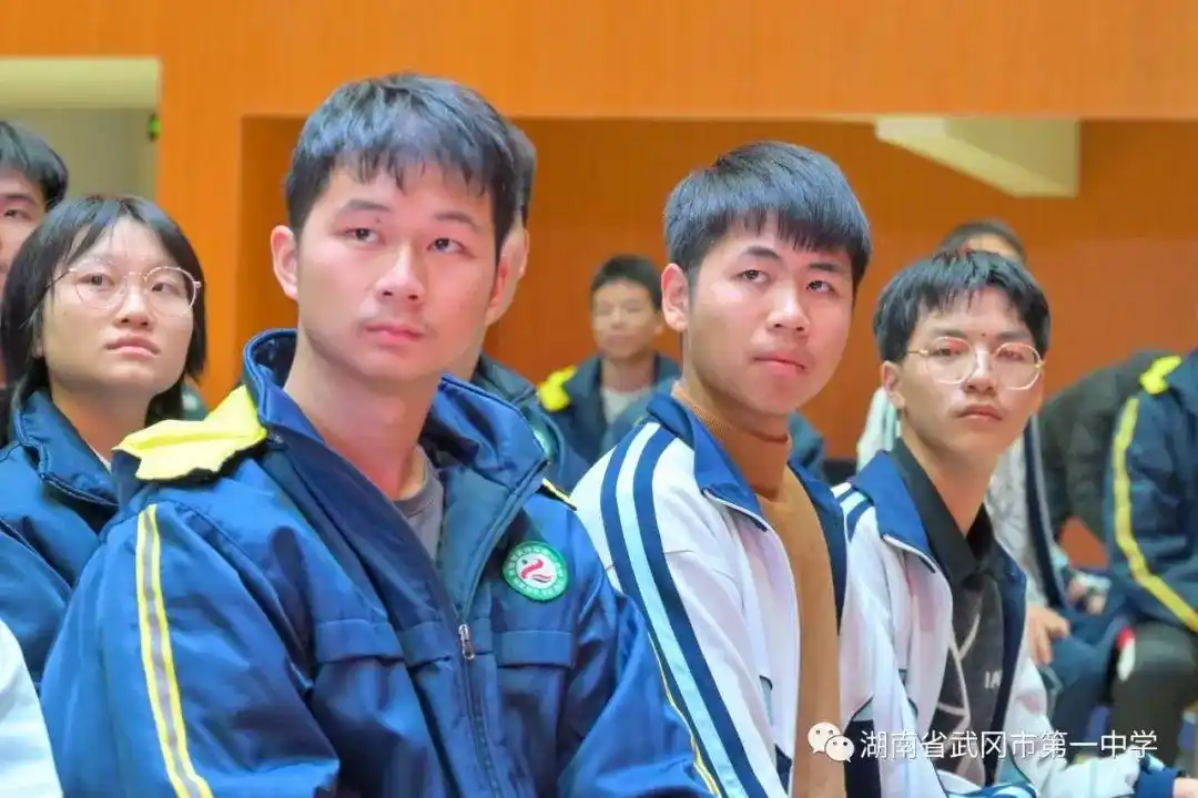 高三年级部部长刘洪主持演讲会△学校党总支书记,校长刘兴龙致欢迎