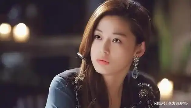 全智贤亮相时装周穿暖色套装气质出众长发披肩梦回千颂伊