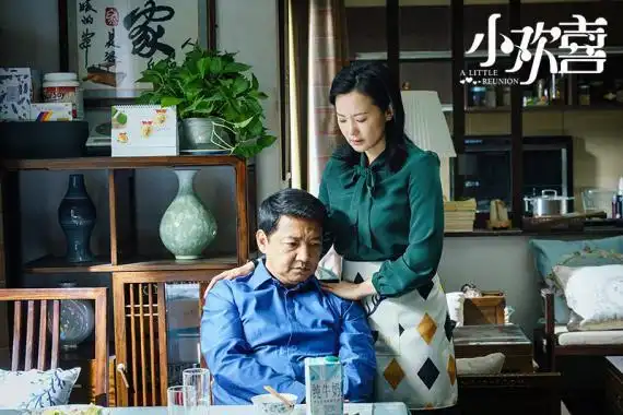 《小欢喜》讲述了三个不同的中国式高考家庭,于笑泪交织间,收获欢喜和