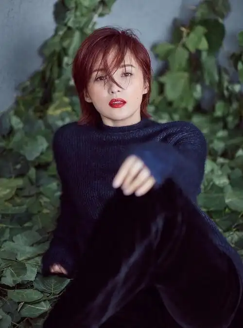 蒋勤勤差点翻车穿裸色长裙配大妈发型全靠高颜值撑起气质