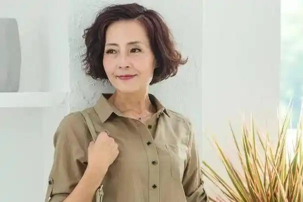 50岁女人就放弃黑长直吧这几位漂亮大妈精致短发优雅又减龄
