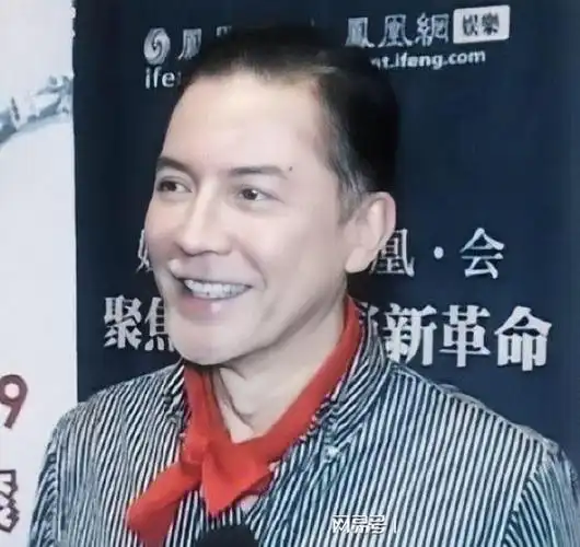 被尊龙的老年状态惊艳穿衣体面白发不染70岁还是优雅贵公子