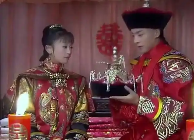 我们接着看新版《还珠格格》中的结婚场面,从婚礼布置和演员的服饰