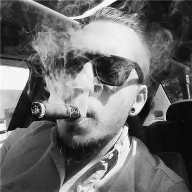 成熟沧桑大叔男人抽烟头像 黑白(男生头像成熟大叔抽烟) - 搞怪个性