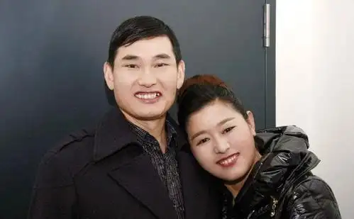 原创大衣哥朱之文走红多年,对妻子依旧不离不弃,一句话温暖众人