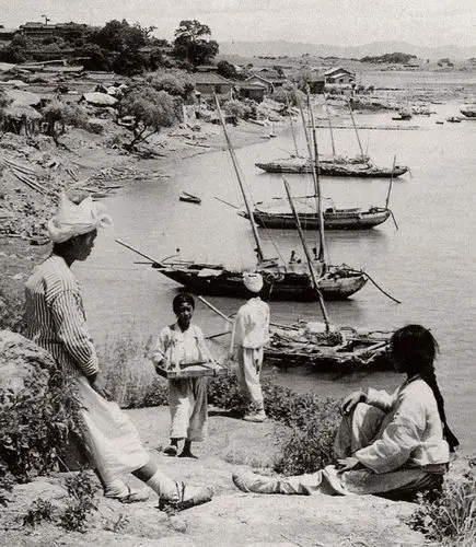 一百多年前的韩国首尔老照片,贵妇人抽着烟相当惬意