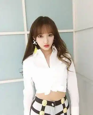 原创程潇胆子太大穿睡袍裙亮现机场美得像芭比娃娃