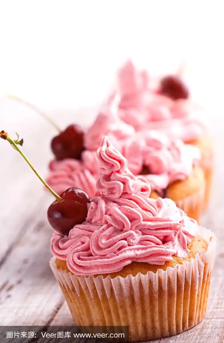 奶油樱桃小蛋糕