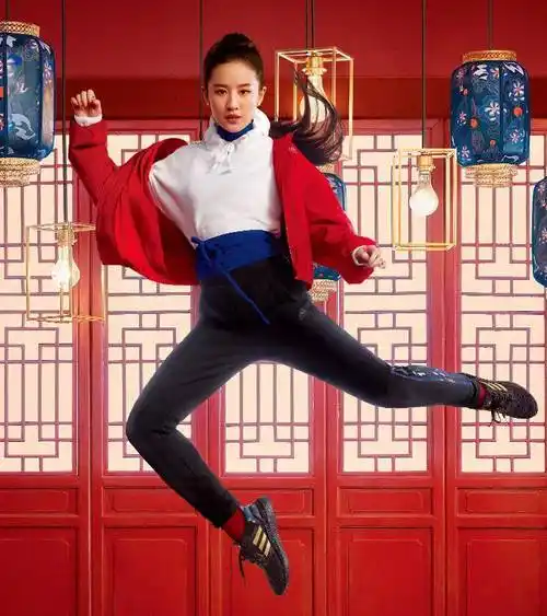 原来刘亦菲也有"缺陷"?当她换上无痕裤后,被这"多肉腿"看呆了