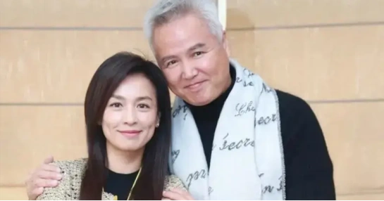 与妻子张婷站在一起时,感觉我们不像夫妻,反而更像是两代人.