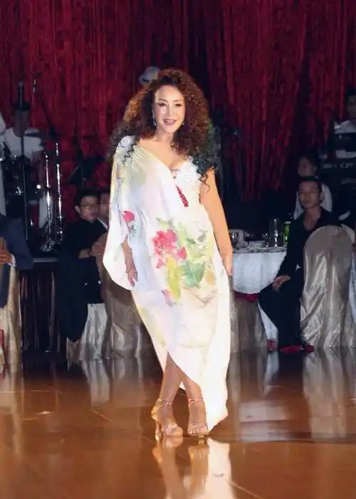 与老公唐威结婚45周年,韩湘琴热舞太火 影片网疯传变成「崔姬」