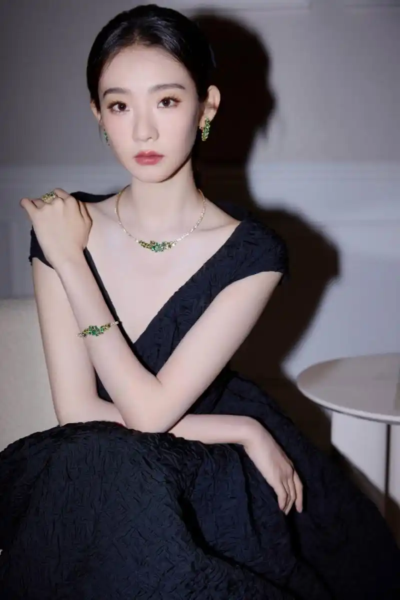 张艺凡黑裙优雅写真,皮肤水嫩迷人,让人一见倾心!