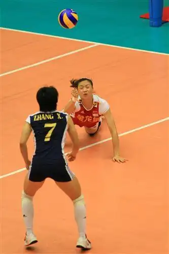 魏秋月飞身救球