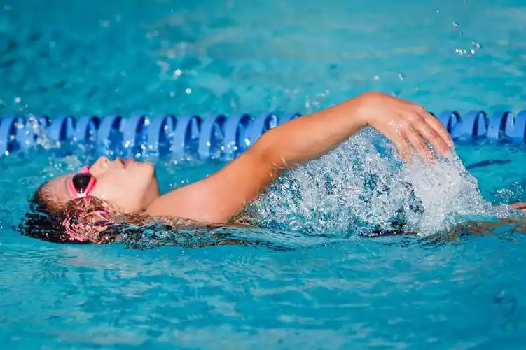 游泳,儿童,脸,头,脸颊,一个人,游泳池,横图,室外,白天,纯洁,水,美国