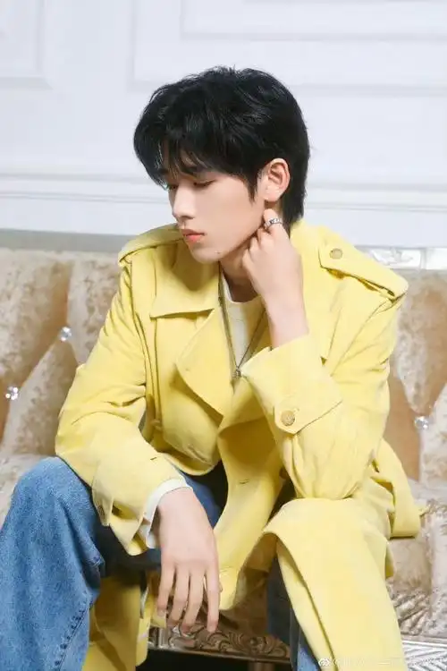 宋亚轩随拍造型分享,黄色外套搭配牛仔裤随性且时尚,满满的元气与帅气
