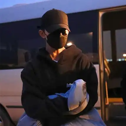 最新帅气易烊千玺戴口罩背景图片最新帅气易烊千玺背景图片