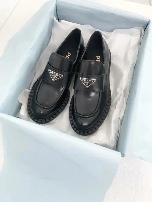 prada英伦风三角标乐福鞋万年不败款