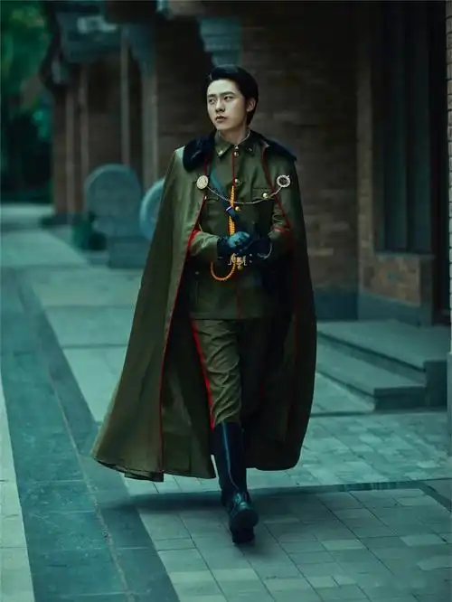 影楼民国拍照情侣剧本杀军装大帅军阀阔太旗袍街拍摄影写真演出服