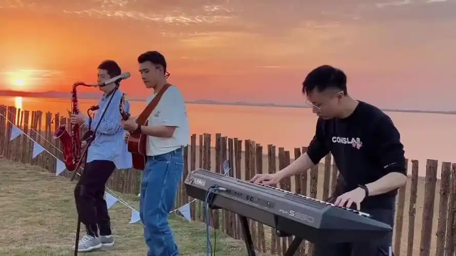 户外唱歌乐队现场露营迎着夕阳和小伙伴们背上乐器一起去露营吧d