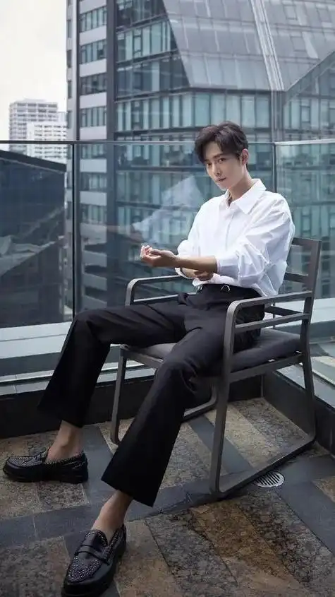 肖战##肖战深v白衬衫