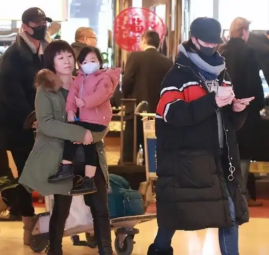 朱亚文带全家聚餐!