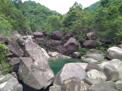 写美篇   美丽恬静的大石河位于阳春八甲中田的大山上,属于鹅凰嶂山脉