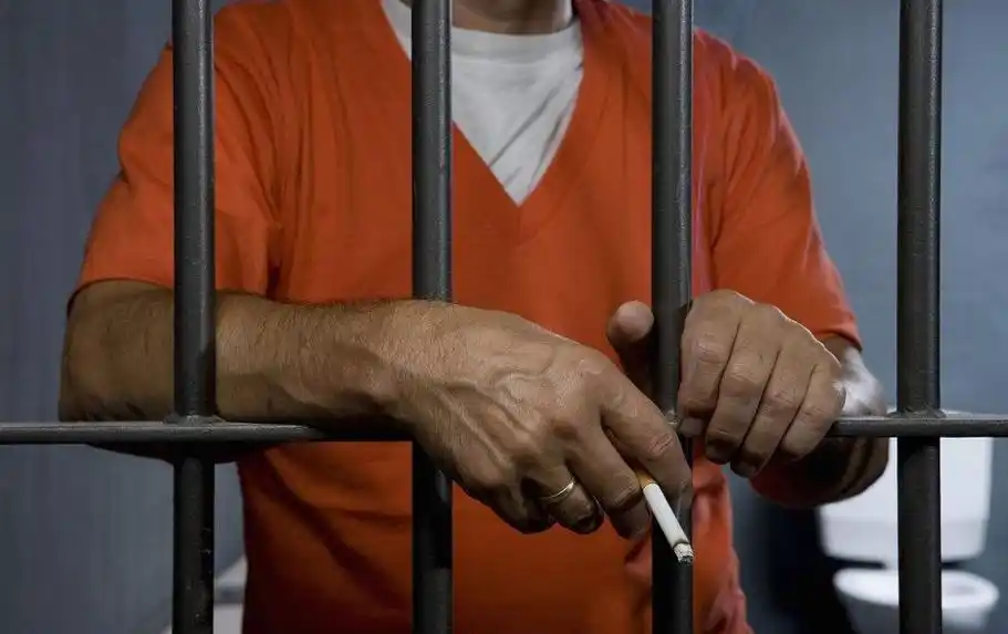 为什么入狱的犯人能抽上烟,他们的香烟来自哪儿?答案出人意料!