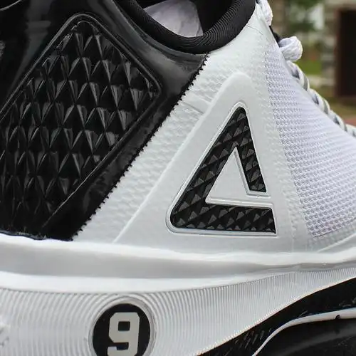 后跟外侧分外醒目的匹克大三角标志