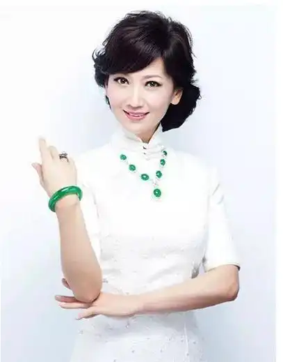 别以为明星只戴卡地亚这些翡翠手镯才是真爱