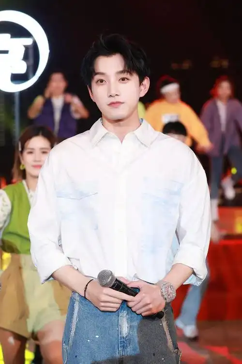 范世錡初秋写真曝光 随性自在尽显秋日悸动|范世琦|牛仔外套|湖南卫视