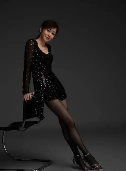 52岁万绮雯近照超美,穿超短裤秀长腿,结婚22年没生娃依旧幸福_照片