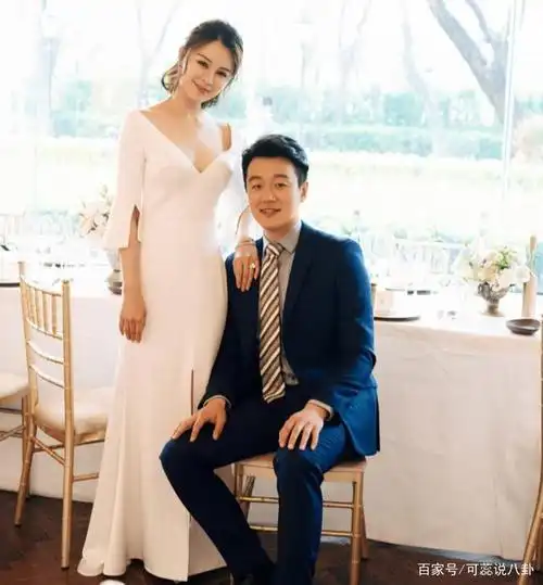 佟大为关悦一家五口全家福,两个女儿似双胞胎,颜值超高的一家人