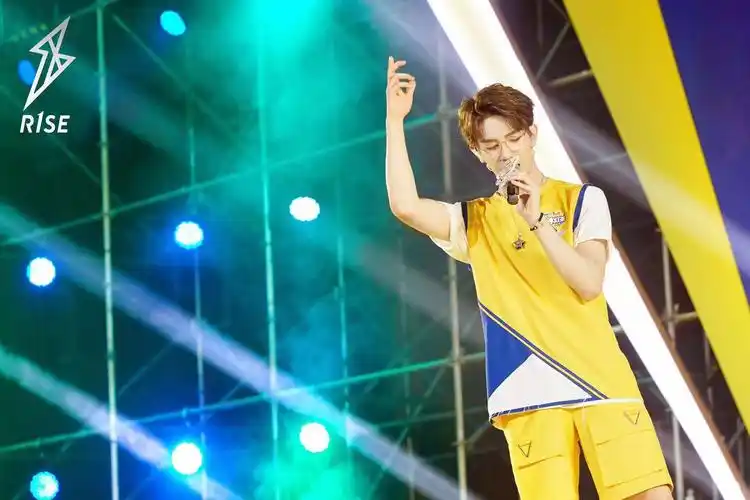 r1se周震南何洛洛夏之光出席见面会 帅气亮相现场惊喜不断