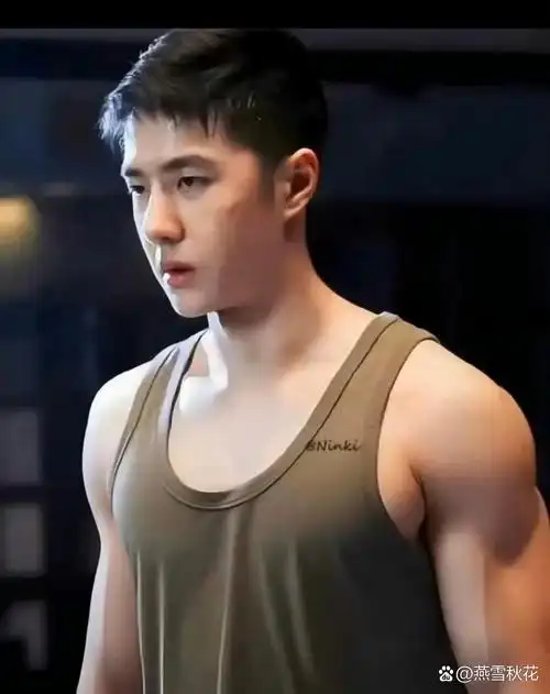 这肌肉线条太绝了!平时藏的够深嘛,突然秀出猛男模式,迷倒众人