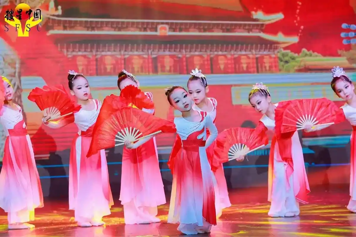 宝贝们舞蹈表演《少年志》孙女拿回家给奶奶说,奶奶我拿个金奖了 - 抖