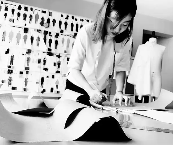 服装设计师刘露光影西东是一场东西设计撞击之美的新生